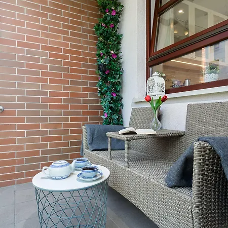 Elite By The River Apartman *